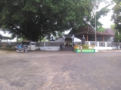 Photos of Tomb RA Kartini