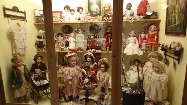 Dagmar's Museum of Dolls abd Toys, Sakrisøy