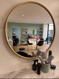 Photo n°12 de La Petite Coloriste - salon de coiffure Nanterre à Nanterre (Magasin de produits de beauté)