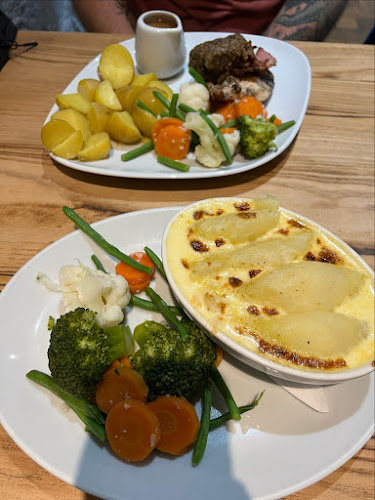 25 Main St, Davidson's Mains, Edinburgh EH4 5BZ, United Kingdom