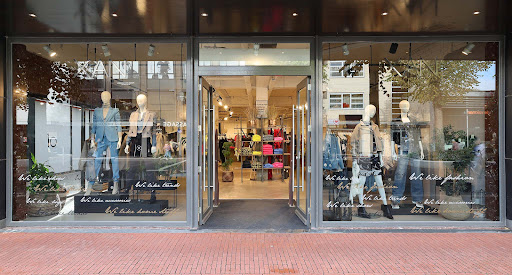 XAN Woman Uden