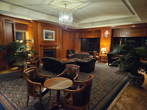 Merlins Bar - Visual