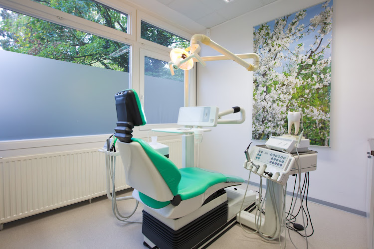 Dr. med. dent. Ozra Dousti