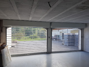 Photo n°2 de Da Cruz Fermetures: fenêtres pvc, bois, aluminium, volets, portes d'entrée, porte de garage, portails, stores,pergola à Fresse-sur-Moselle (Magasin de stores et de rideaux)