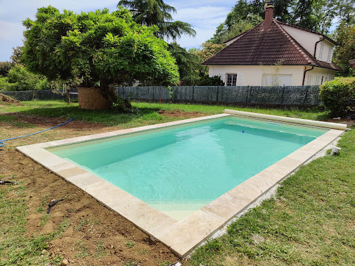 Photo de Une piscine coque à Bussières (42510)
