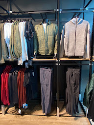 Photo n°11 de Salomon Factory Outlet Villefontaine à Villefontaine (Magasin de ski)