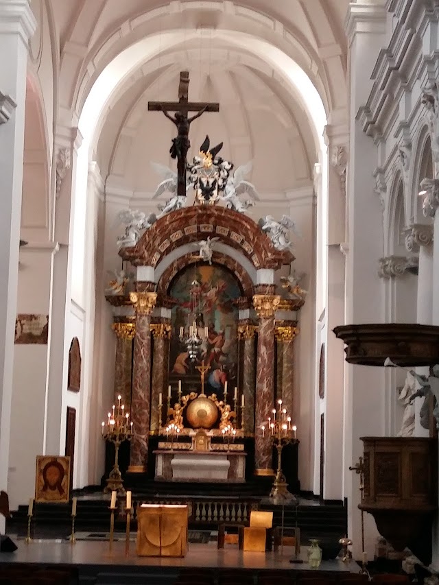 Collégiale Saint-Barthélemy Et Fonts Baptismaux