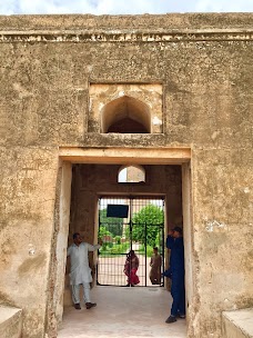 Hiran Minar Tomb