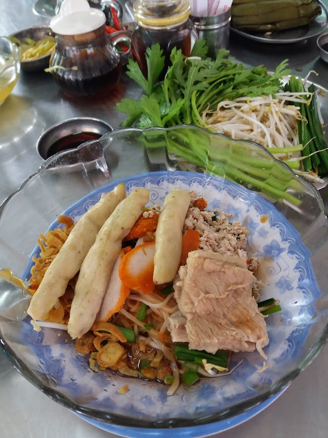 Hủ tiếu - Bánh bao Cả Cần