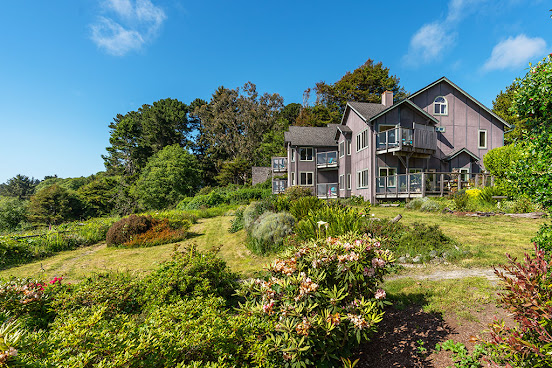 Turtle Rocks Oceanfront Inn by null