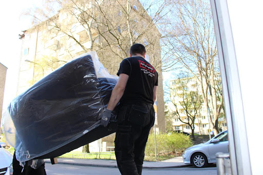 Moving giant - Thumbnail