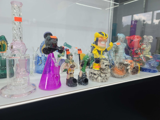 1-10 Smoke Shop by null