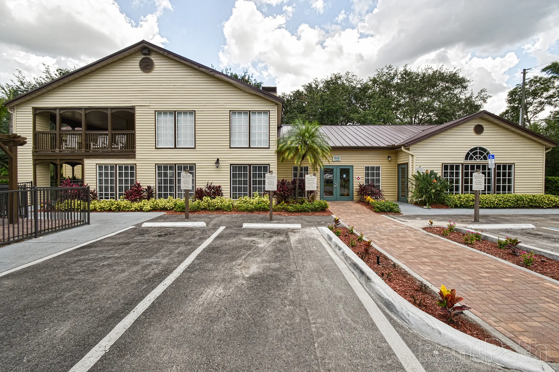 Goldelm at Charter Pointe