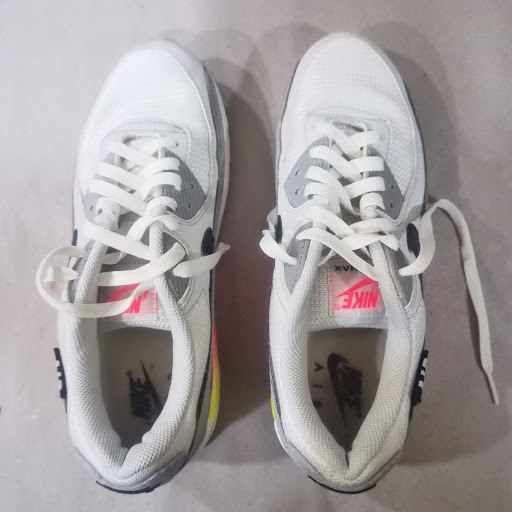 Sports shoes dry clean