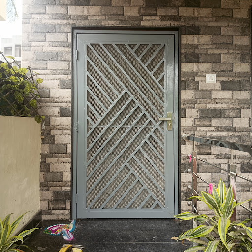 Hamare naye Safety Door ke sath apne ghar ko dijiye suraksha aur style ka perfect combination!"