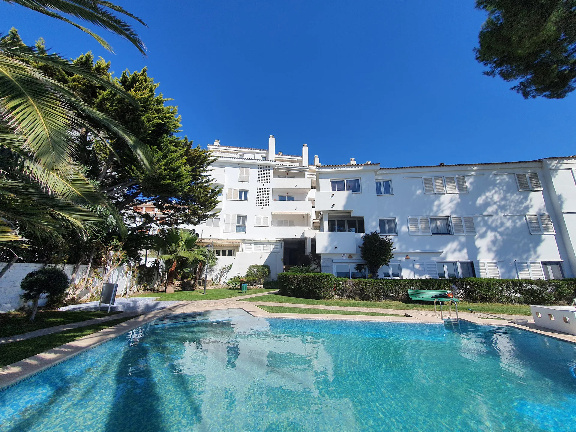 Apartamento con vistas en Altea. Piscina y parking
