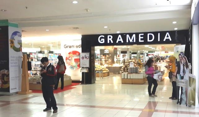 Gramedia Mega Bekasi Hypermall, Author: S LUTENA SUPER LUTEIN