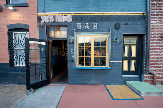 Sutton's Bar by null