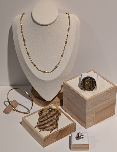 Vous souhaitez vendre vos bijoux en or ou en acquérir de nouveaux ? Profitez d’un accompagnement personnalisé et d’une estimation gratuite pour donner une seconde vie à vos trésors. Que ce soit pour valoriser une pièce de famille ou faire plaisir à un proche, notre équipe vous guide avec bienveillance et expertise. Venez découvrir nos offres et repartez l’esprit léger, avec la meilleure valeur pour votre or !