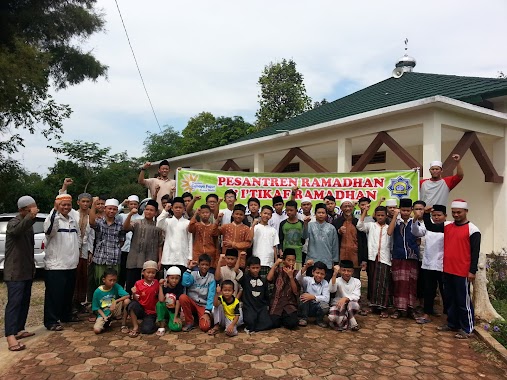 Pesantren Tahfidz Cahaya fajar Insan Mulia, Author: amoeng lie