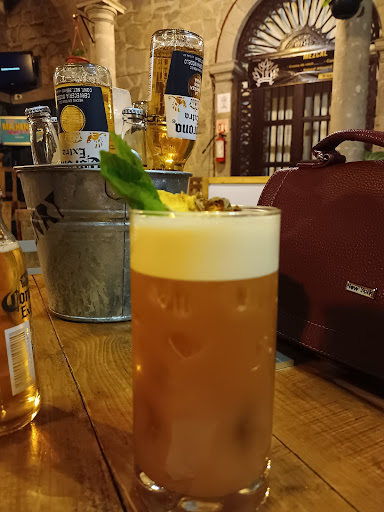 Mr Henry show bar - Thumbnail