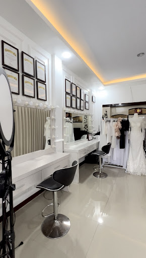 TWINNY BEAUTY BAR & ACADEMY