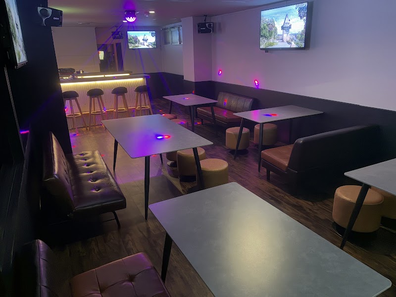 カラオケバーSIX WHITE