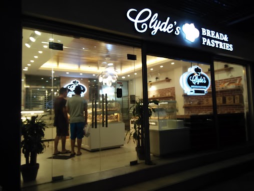 Clyde's Bread & Pastries, Author: Timothy Stephen Tsai