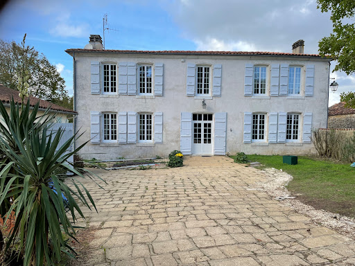 Photo de Le Pré aux Moines : Maison de Maître avec Piscine Chauffée et Parc Privé en Charente-Maritime