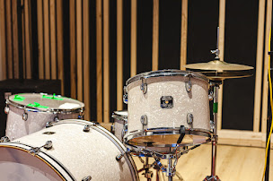 Photo n°6 de Miracle Studio | Enregistrement, répétition & post-prod audiovisuelle à Rennes à Cesson-Sévigné (Studio d'enregistrement)