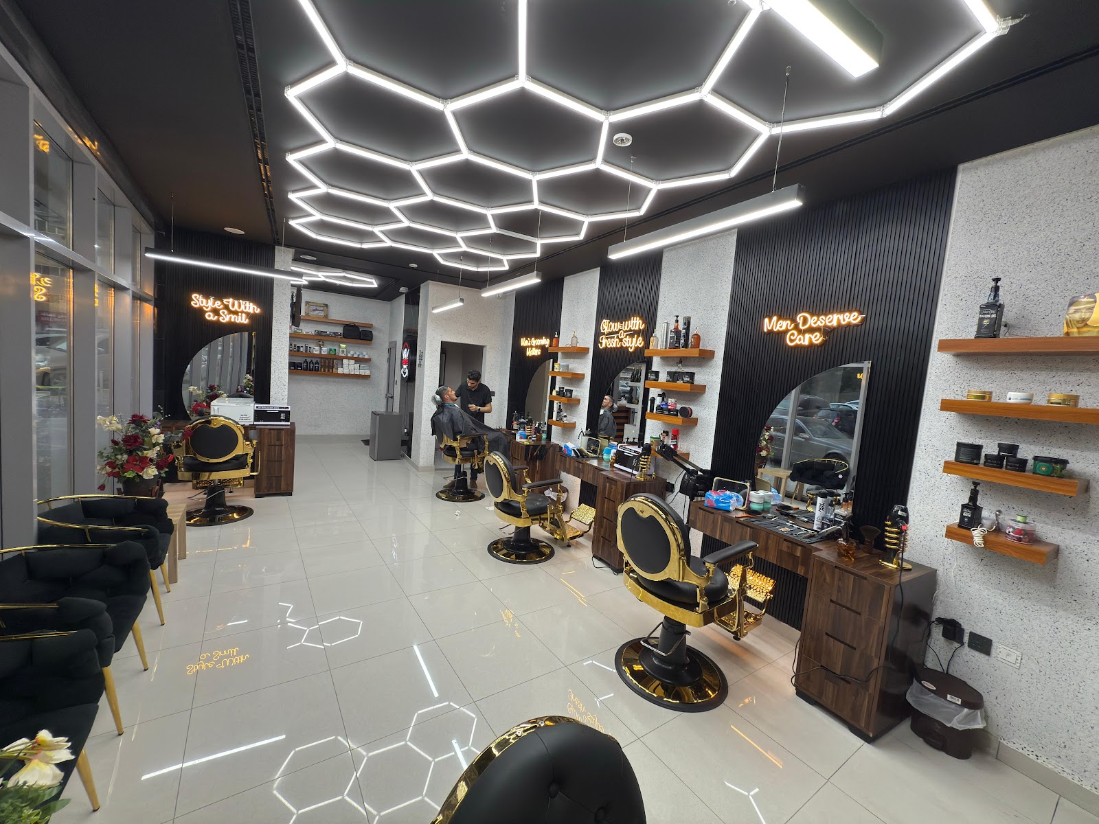 Azouz Saloon alkhan Sharjah صالون عزوز فرع الخان - صورة 3