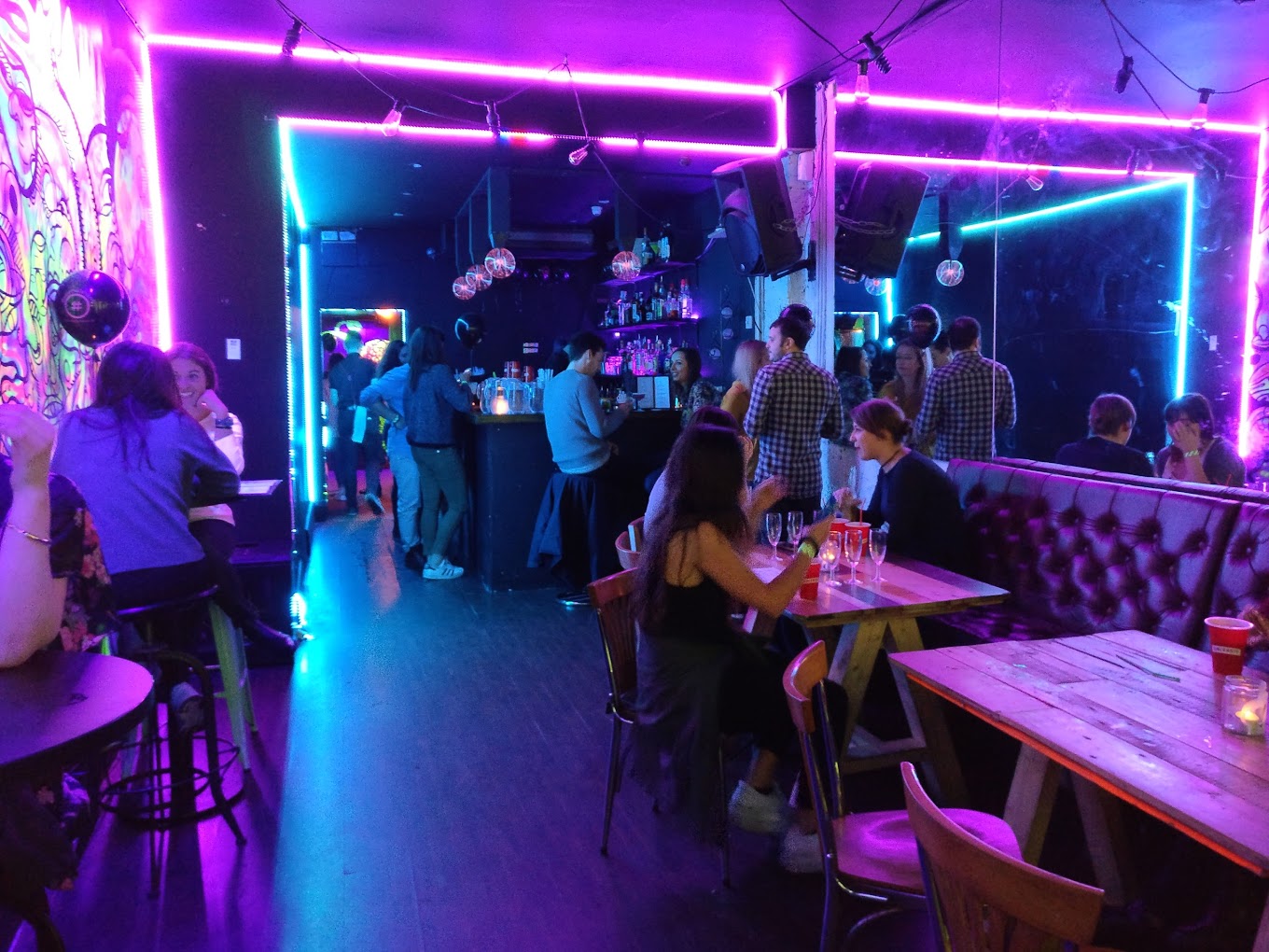 Discover the vibrant and eclectic nightlife of Shoreditch with our guide to the top things to do after dark. From street food markets and cocktail bars to unique entertainment venues and historical tours, there is something for everyone in this vibrant East London neighborhood. Don't miss out on the best that Shoreditch has to offer at night! #shoreditch Shoreditch by night | London at night | Things to do in Shoreditch at Night | #shoreditch #london London Date Night | London Nightlife