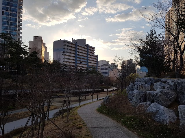 Gyeongui Line Forest Park