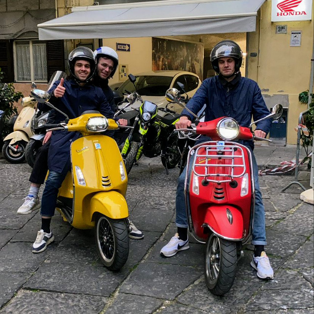 Rent Scooter Vespa Napoli Gallo Sprint - Napoli THE ONLY RENT VESPA SCOOTER AND OPEN 24H PICK UP - DROP OFF 24H AIRPORT ZERO DAMAGE!!!