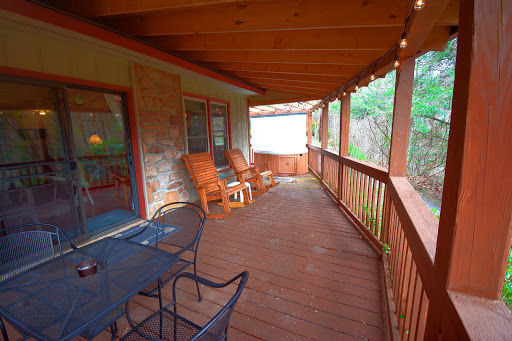 Creekside Hideaway Vacation Rentals - Up & Away Cabin Gallery - United States