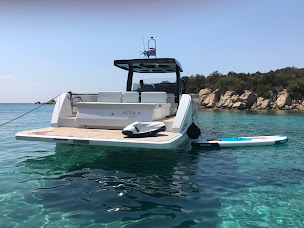 Photo n°2 de AD Nautic Ajaccio - Port Charles Ornano à Ajaccio (Magasin d'articles de ski nautique)