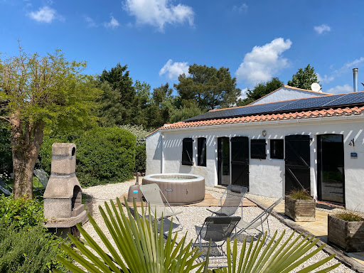 Photo de Les Gîtes de La Barbière: locations de vacances 3/15 personnes 4* avec grande piscine couverte aire de jeux en Vendée à Soullans (85300)
