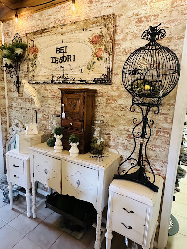 Trader Mae's Decor Market - Thumbnail
