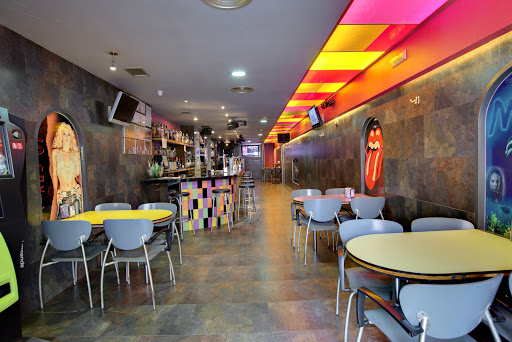Bar Charly, Cortes