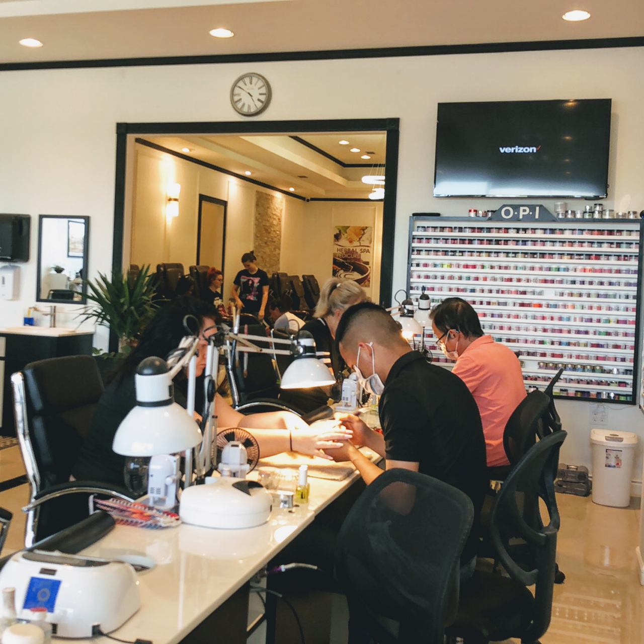 LUX NAILS & SPA Nail Salon in Tuscaloosa