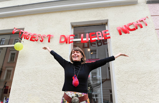 Erinnerungsstücke & Geschenke erzählen echte Geschichten – Das 1. Museum auf Rädern in einem Tiny House & Wanderausstellung - Thumbnail
