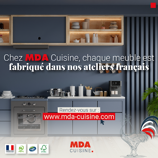 Meubles de cuisine fabriqués en France – MDA Cuisine

Chez MDA Cuisine, chaque meuble est fabriqué dans nos ateliers français. Nous défendons un savoir-faire local, des matériaux de qualité et une production maîtrisée de A à Z.
Nos équipes conçoivent des cuisines durables, solides et entièrement personnalisées pour s’adapter à chaque projet, qu’il soit classique, contemporain ou minimaliste.

Choisir MDA Cuisine, c’est soutenir une fabrication française engagée, transparente et exigeante.
Découvrez en showroom nos modèles et les options sur mesure pour donner vie à votre future cuisine.