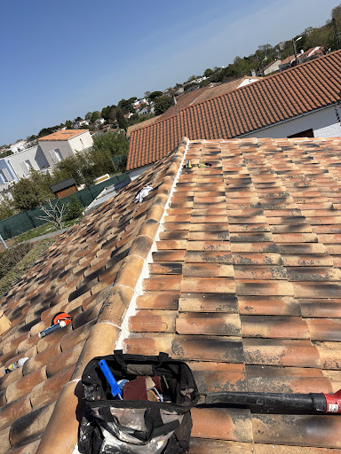Photo de COUVREUR PEINTRE ROYAN 17 - HT rénovation 17 Charente Maritime