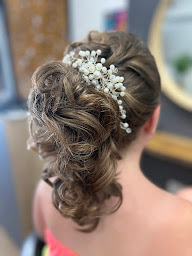 Photo n°8 de La mèche argentée. /Salon de coiffure à Plan-d'Aups-Sainte-Baume (Salon de coiffure)