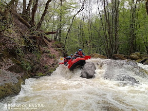 Photo n°10 de Adrénaline Rafting Morvan : Rafting, Hydrospeed, Canoé/Kayak-raft dans la Nièvre en Bourgogne. EVG/EVJF à Chalaux (Centre de loisirs)