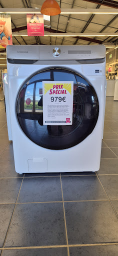 Optez pour la simplicité et faites des économies au quotidien ! Grâce à notre lave-linge 20 kg, profitez du confort de laver vos couettes chez vous, tout en maîtrisant votre budget énergie. Sa capacité généreuse et sa faible consommation électrique (équivalente à un 10 kg) vous permettent de réduire le nombre de cycles hebdomadaires. Gagnez du temps et de l’énergie, tout en prenant soin de votre linge et de la planète !