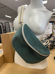 Photo n°10 de Quartier des tissus à Saint-Pierre-du-Mont (Magasin de gros)