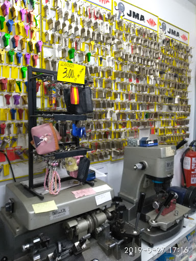 Mercería, cosetodo, reparación de calzado, duplicados de llaves, afilado ,ropa interior y pijamas para toda la familia - Thumbnail