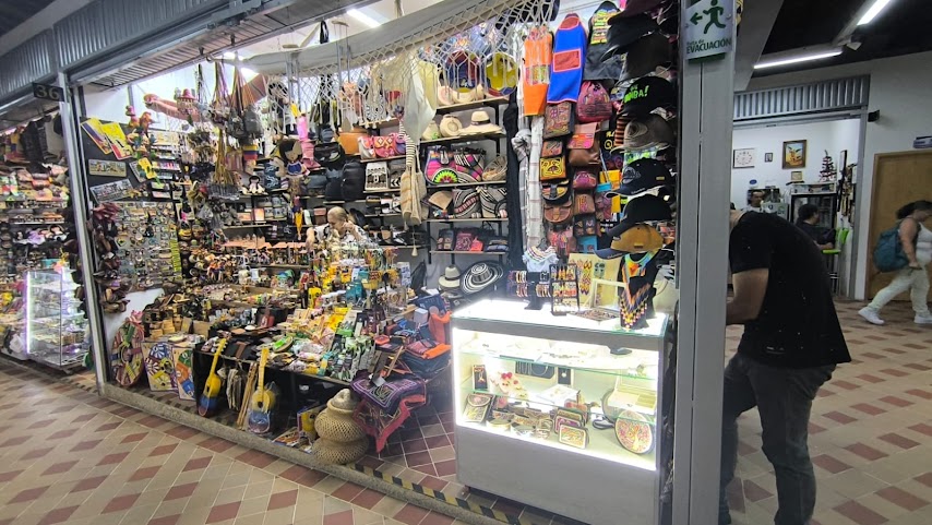 LA TIENDA ARTESANAL COLOMBIANA LOCAL 34-35 by null