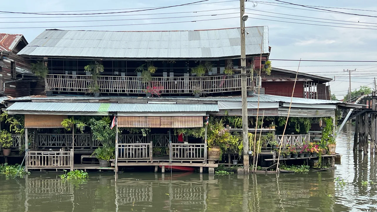 Si Yaek Huatakhe Cafe & Guesthouse